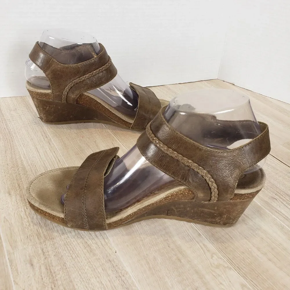Taos Carousel 3 Sandals Women’s 8.5 Tan Leather Brass Button Wedge Comfort